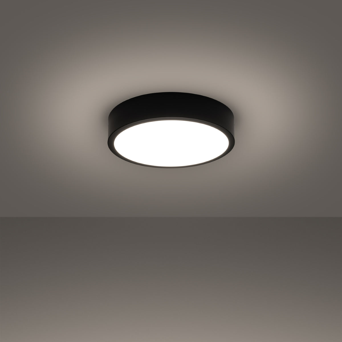 Mise en ambiance nocturne montrant le halo lumineux diffusé par le plafonnier allumé