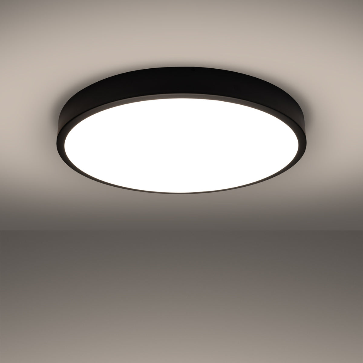 Plafonnier allumé diffusant une lumière blanche uniforme au plafond