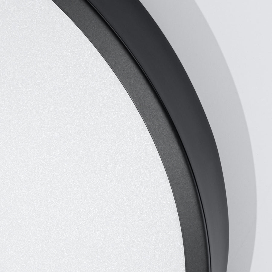 Détail rapproché de la finition noire mate et du diffuseur blanc