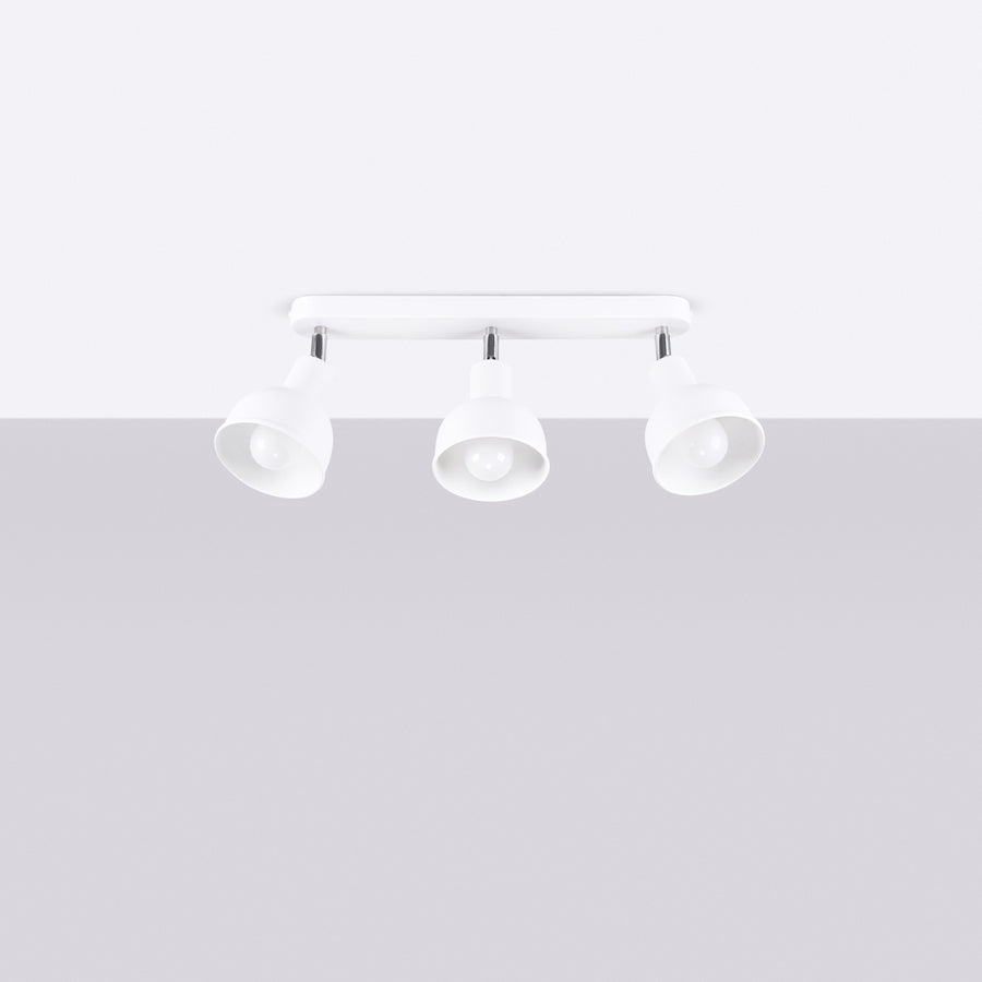 Plafonnier installé au plafond, non allumé, sur fond gris clair uni.