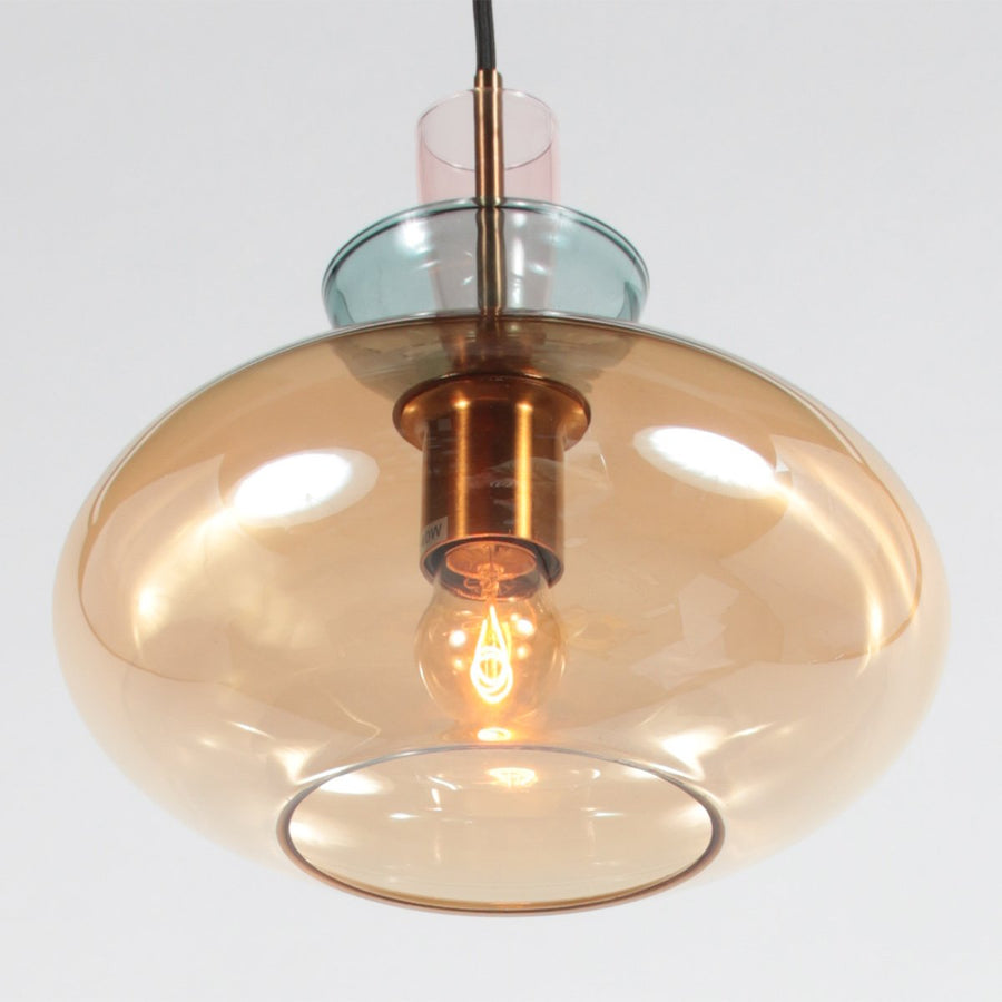 Gros plan du verre ambré et de l'ampoule allumée.