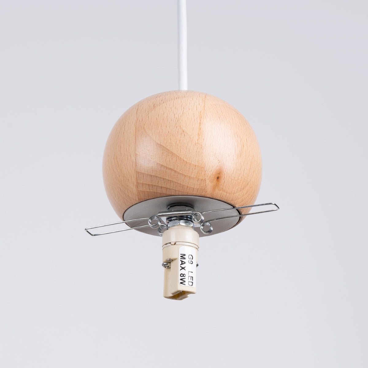 Detail de la douille G9 et du support metallique sous le globe en bois