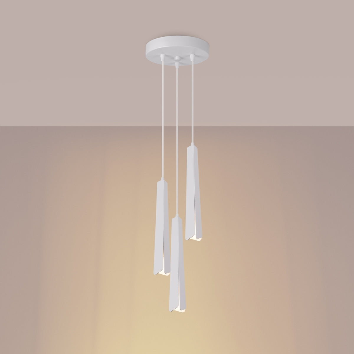 Mise en ambiance de la lampe suspendue allumée sur fond beige rosé