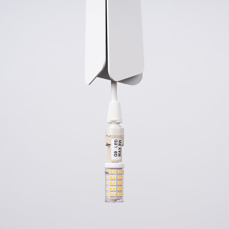 Détail de la douille G9 équipée d'une ampoule LED 8 W sous l'abat-jour