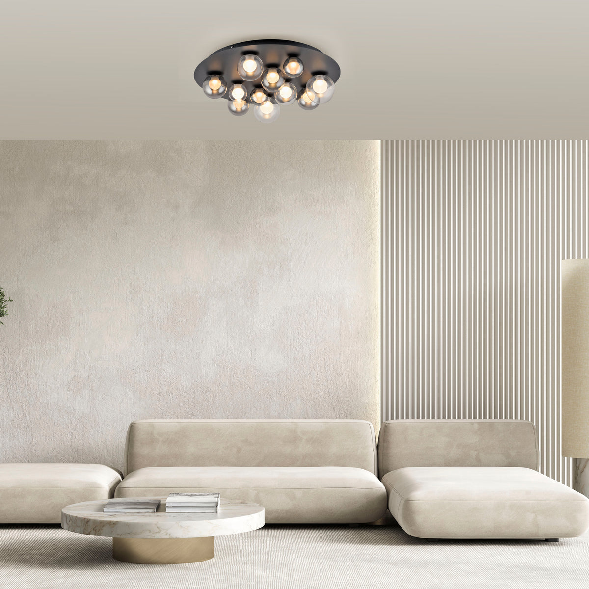 Mise en ambiance dans un intérieur beige clair avec murs texturés et assises basses