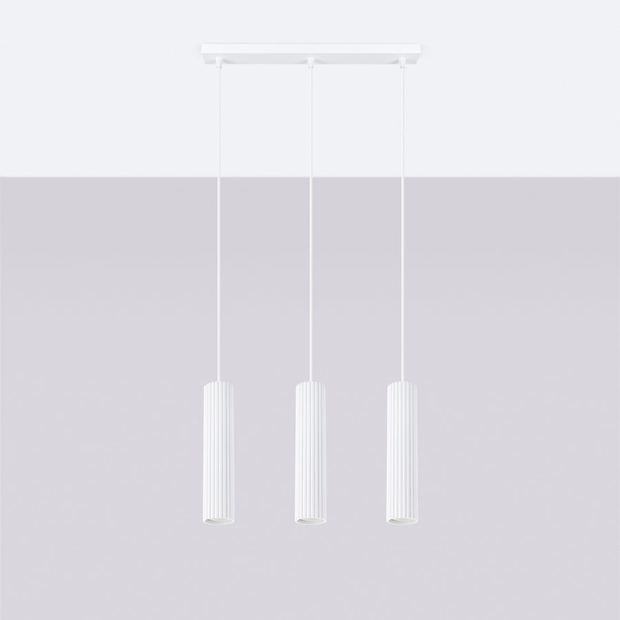 Vue d'ensemble du luminaire suspendu blanc sur fond gris clair uniforme.