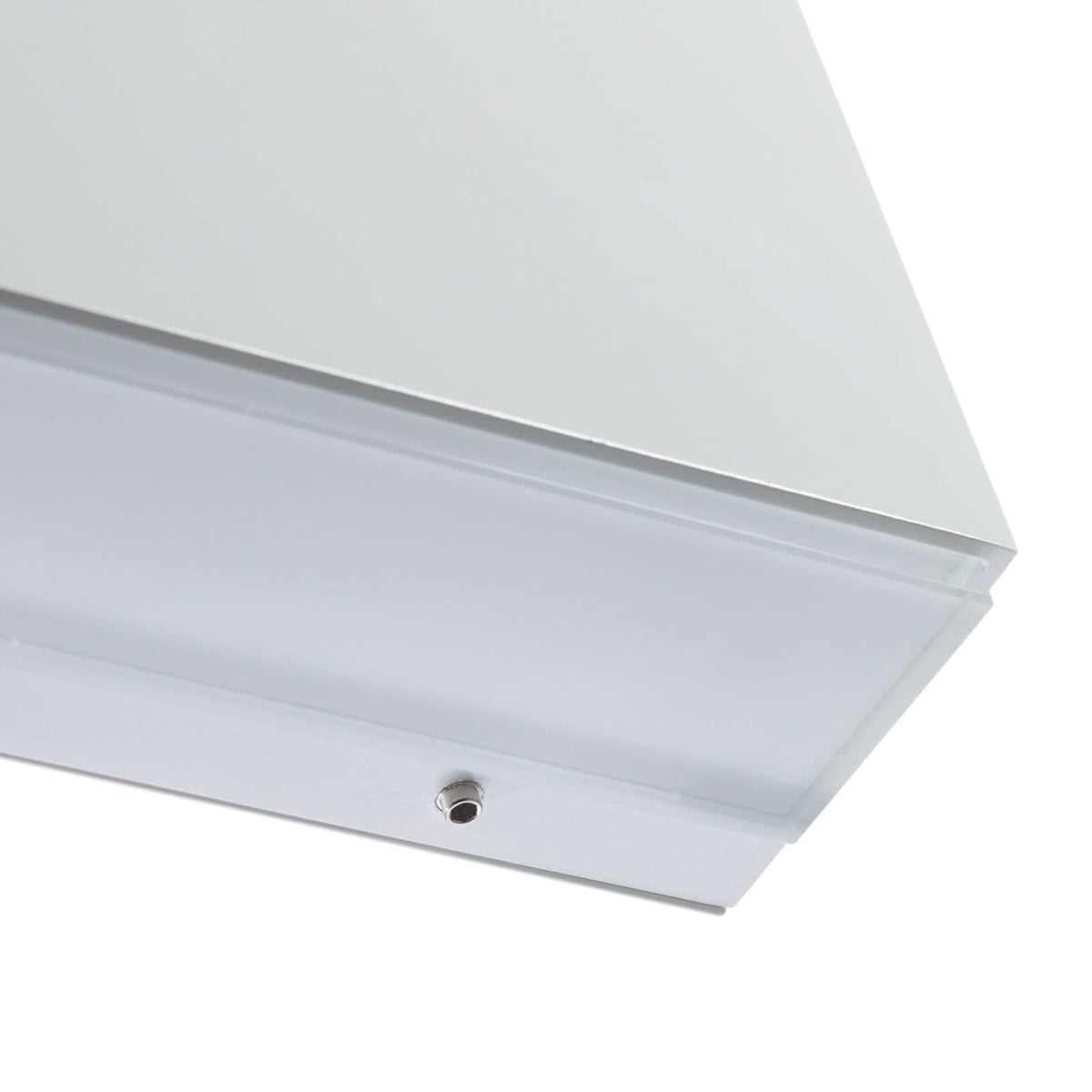 Détail du bas de l’applique avec vis de fixation et diffuseur translucide.