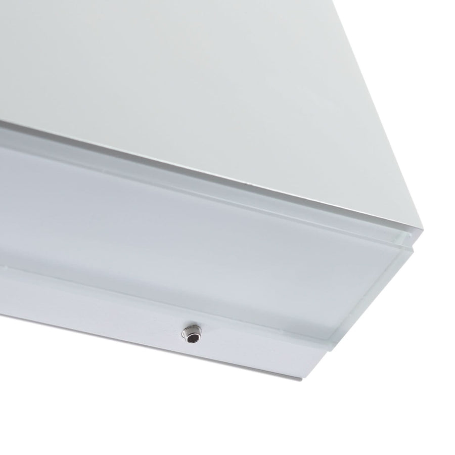 Détail du bas de l’applique avec vis de fixation et diffuseur translucide.
