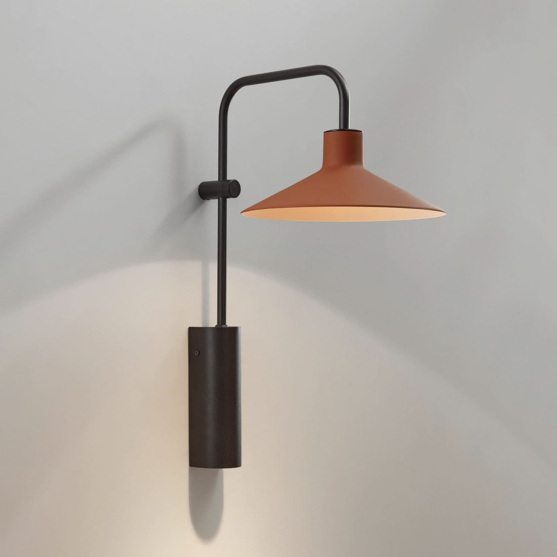 Applique murale Platet A02 E14 en laiton, noir et terracotta, hauteur 40 cm