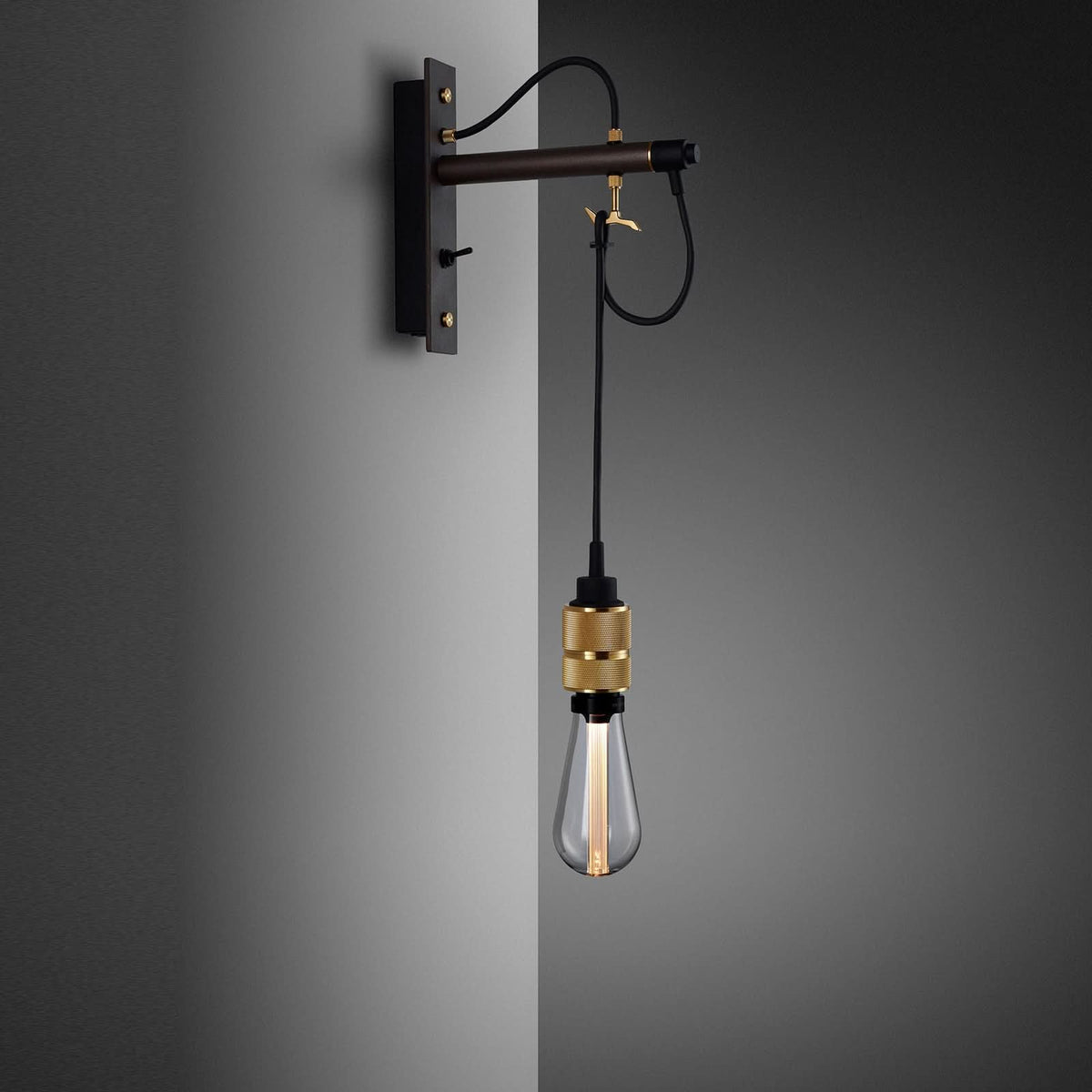 Applique murale Hooked Wall en acier, graphite et laiton, 40 W