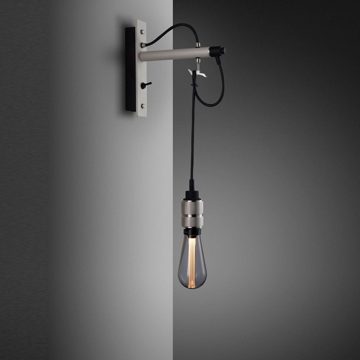 Applique murale Hooked Wall en acier, gris clair, 40 W