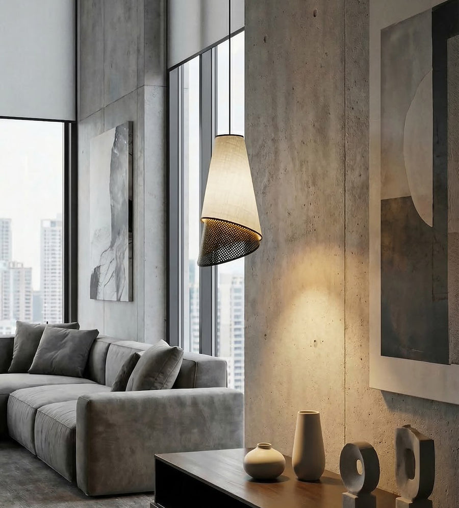 Intérieur moderne avec baie vitrée, suspension noire éclairée devant mur béton.