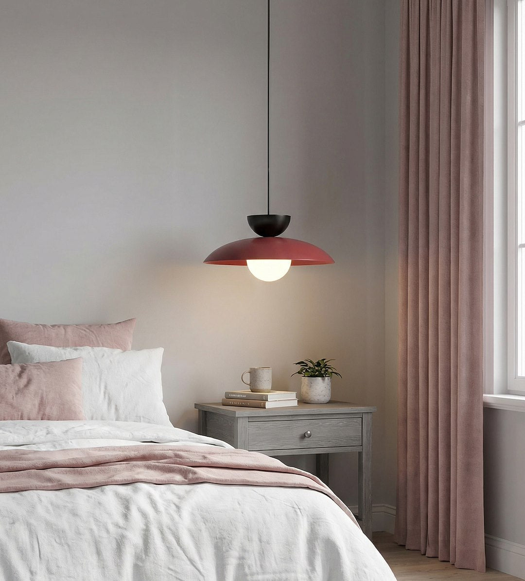 Mise en ambiance chambre, suspension allumée au-dessus table de chevet en bois gris clair