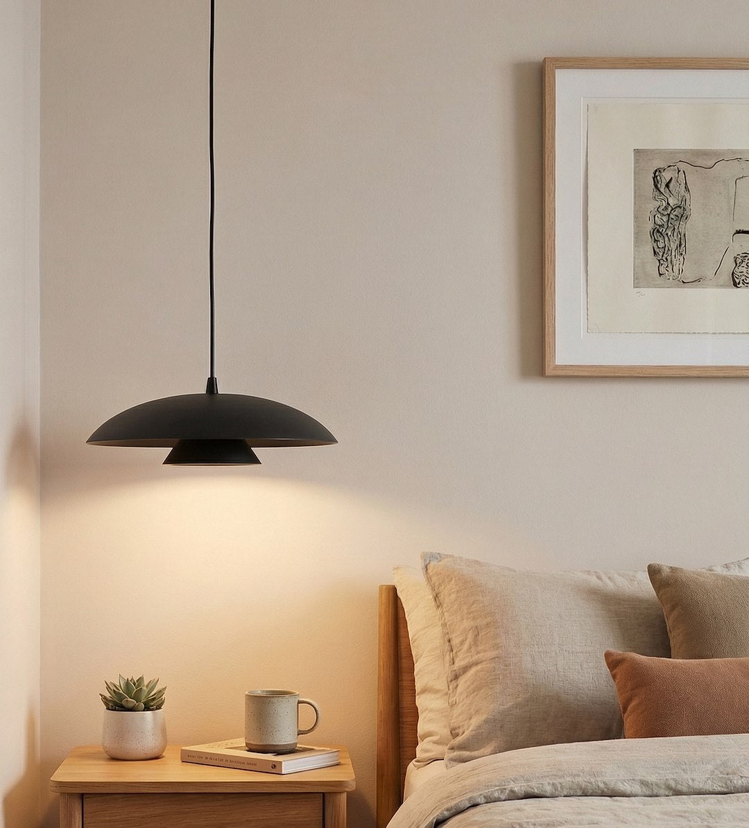 Mise en ambiance chambre, suspension allumée au-dessus d'une table de chevet