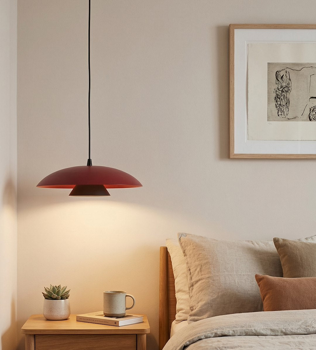 Mise en ambiance au-dessus d'une table de chevet en bois, lumière chaude