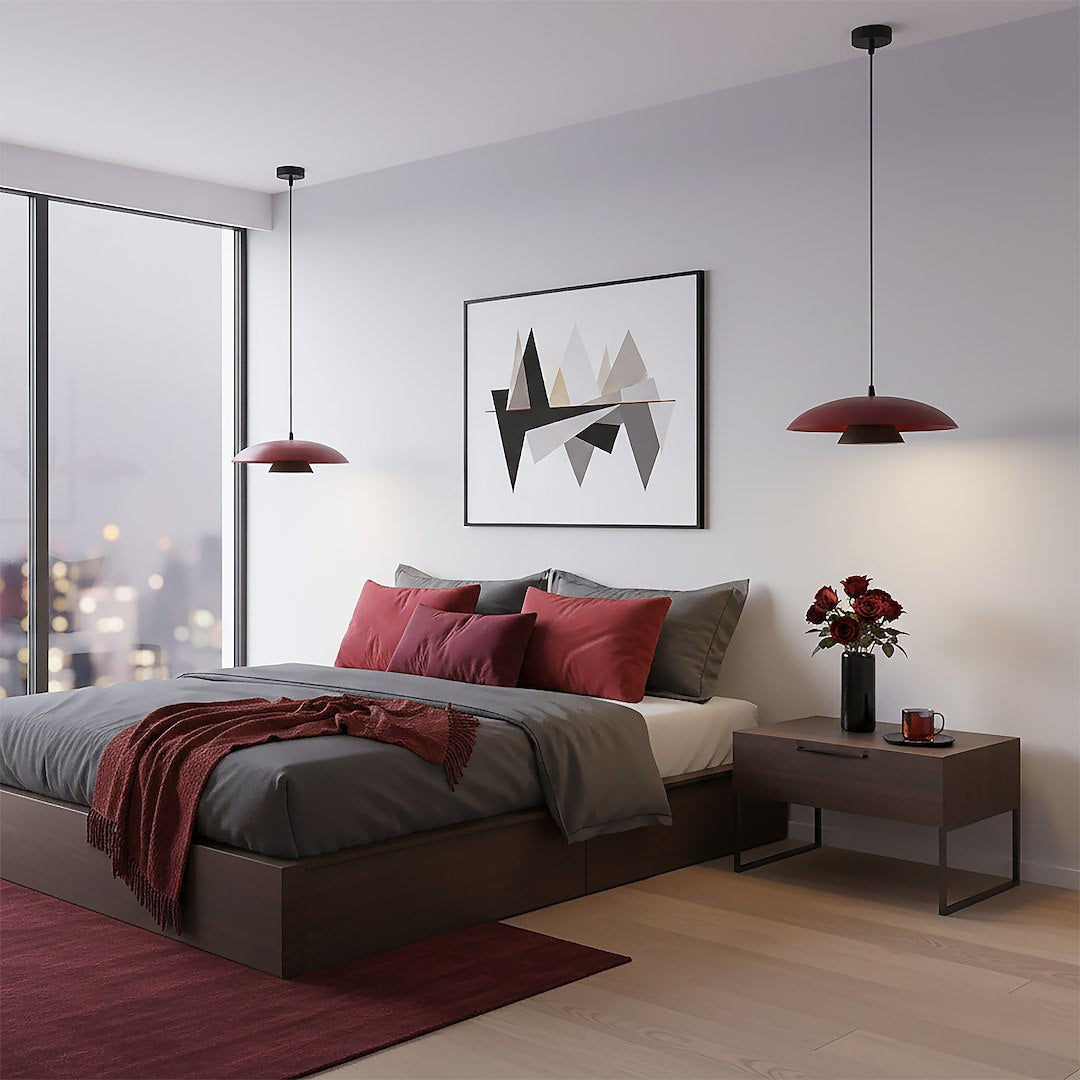 Chambre moderne avec deux suspensions bordeaux de part et d'autre du lit