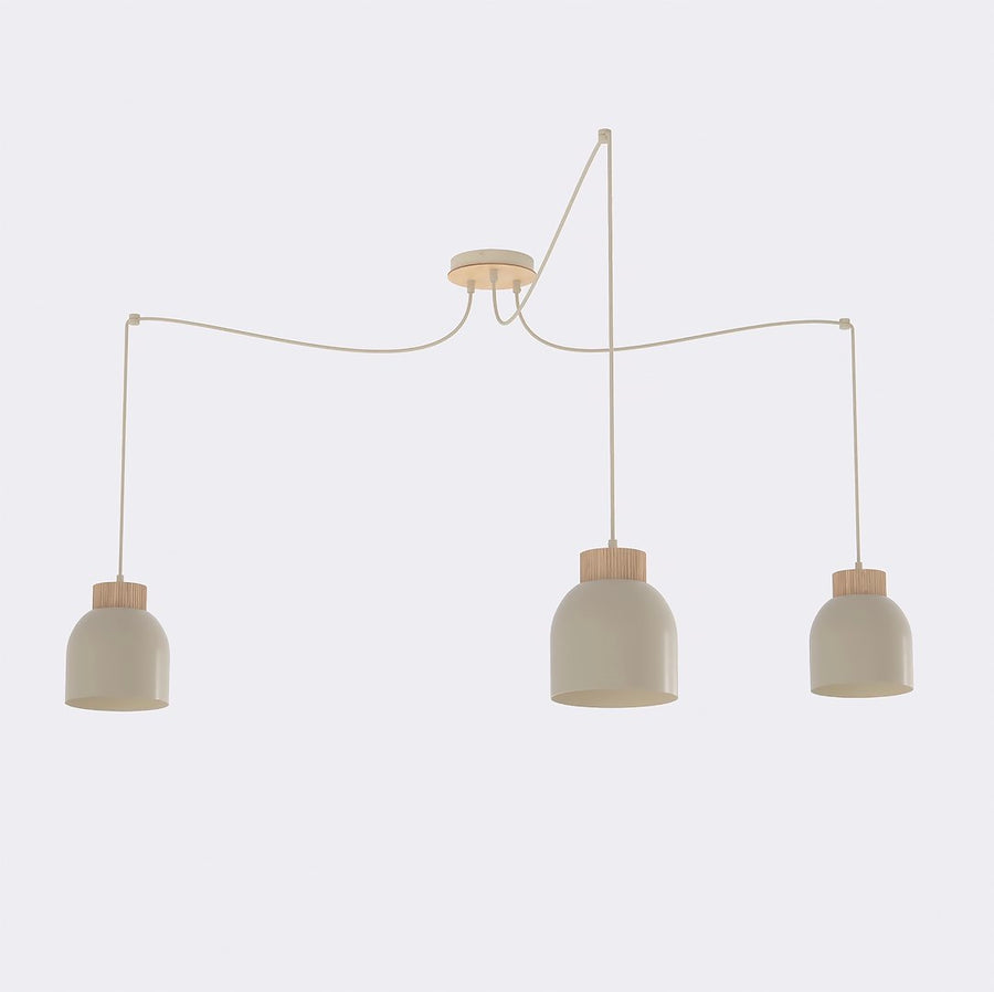 Vue de face du luminaire à trois suspensions beige et bois sur fond blanc