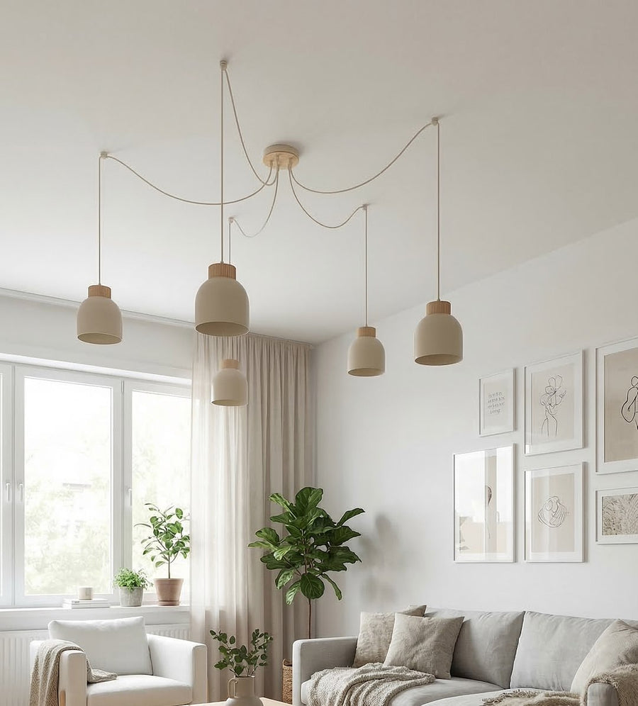 Ambiance séjour avec plantes, fauteuil blanc et luminaire suspendu beige