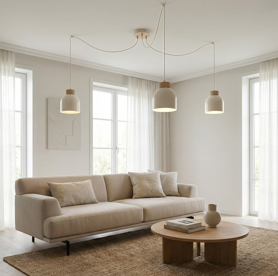Suspension au-dessus d'un canapé beige dans un séjour minimaliste baigné de lumière