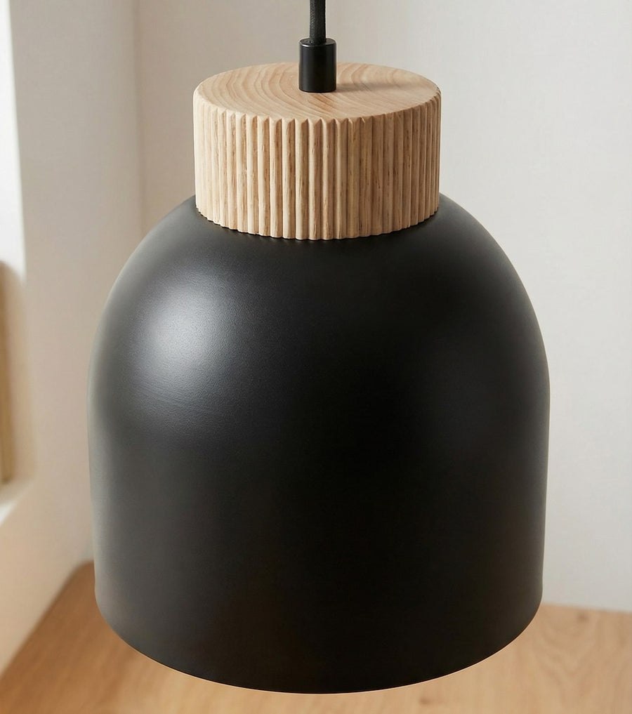 Gros plan sur l'abat-jour noir et la bague en bois