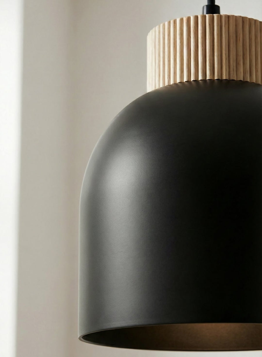 Détail de la finition striée du bois et du métal mat noir