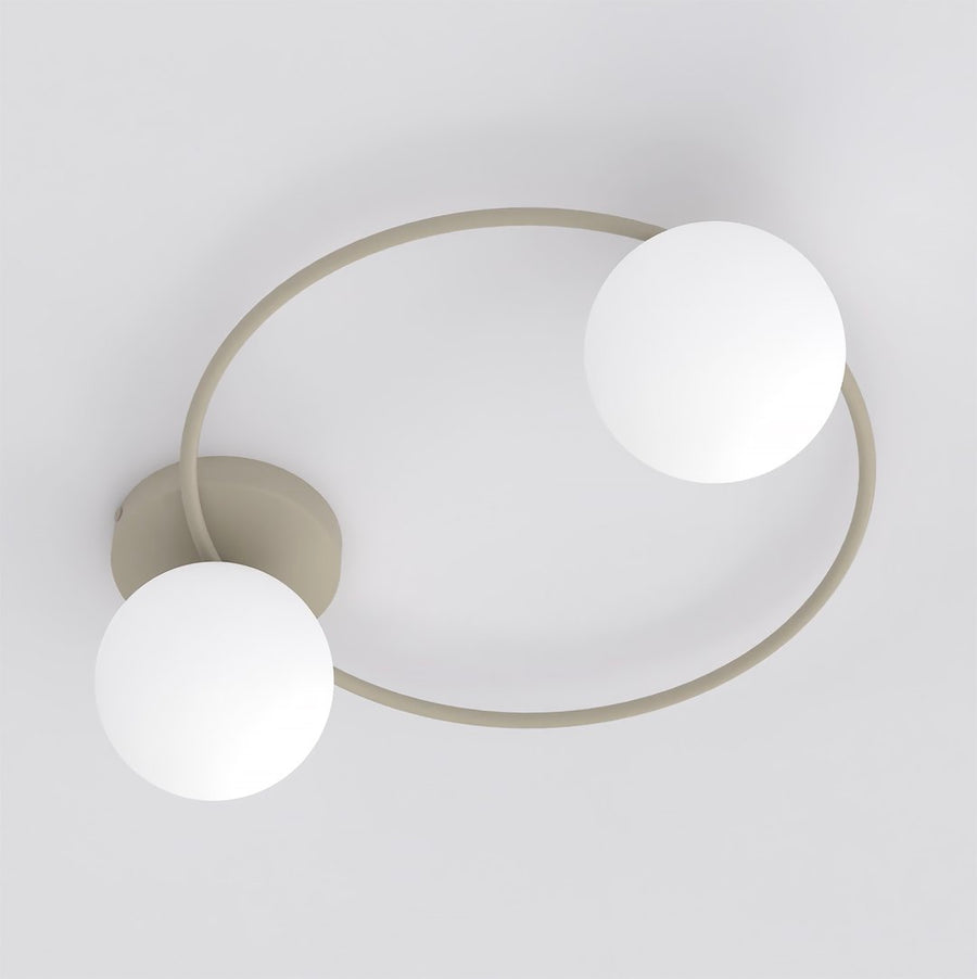 Vue de face du plafonnier beige à deux globes de verre blanc opalin
