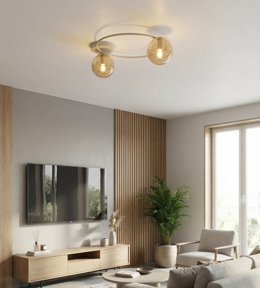 Mise en ambiance salon, plafonnier allumé devant un mur lambrissé de bois