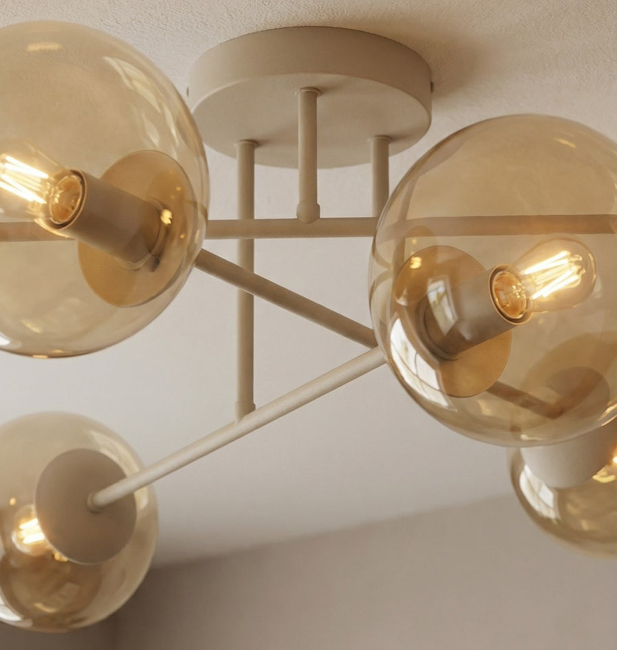 Détail de la monture beige, bras croisés et douilles visibles dans le verre