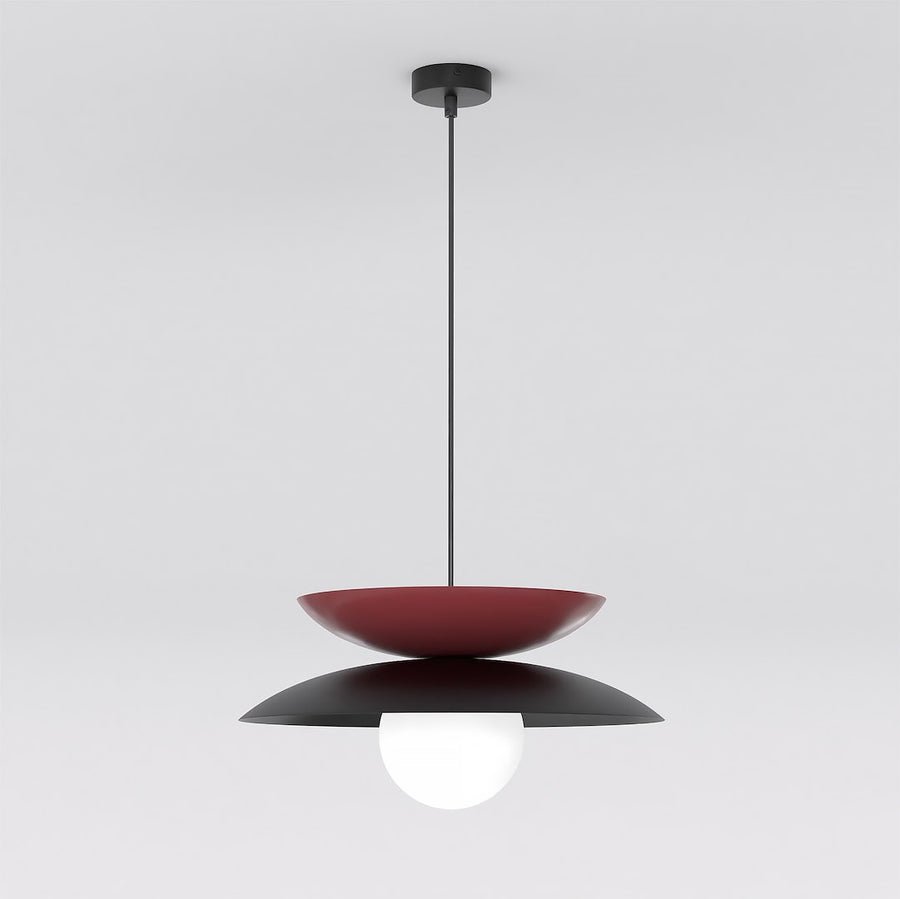 Suspension de face sur fond blanc, coupelles bordeaux et noire, globe en verre blanc