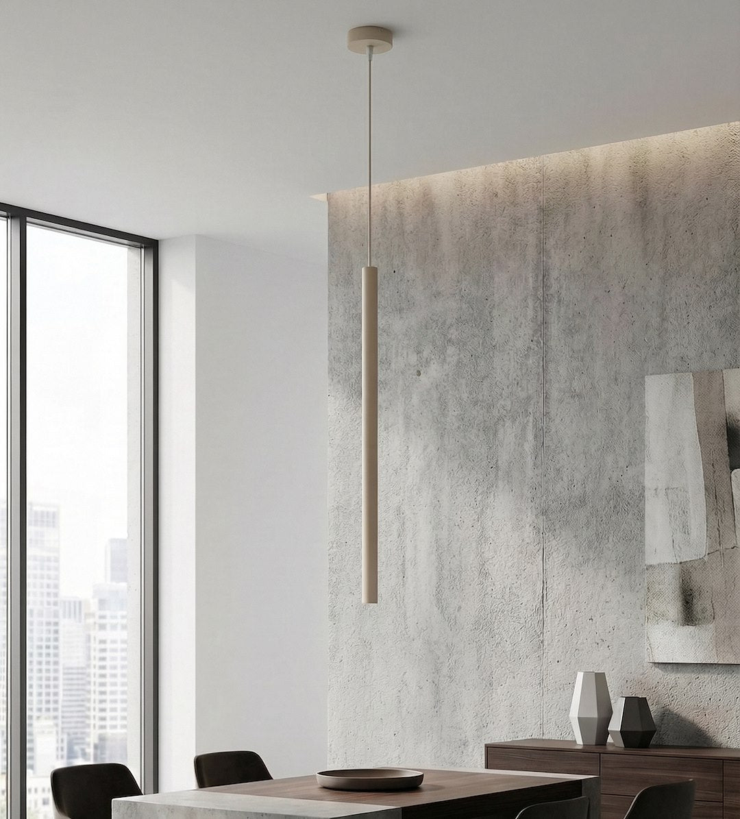 Luminaire suspendu installé devant mur béton, intérieur contemporain avec baie vitrée