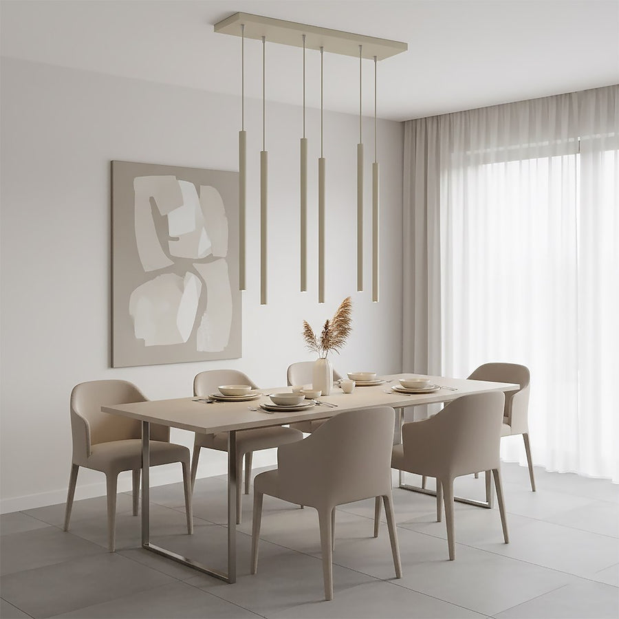 Salle à manger épurée avec tableau abstrait et voilages, luminaire en hauteur
