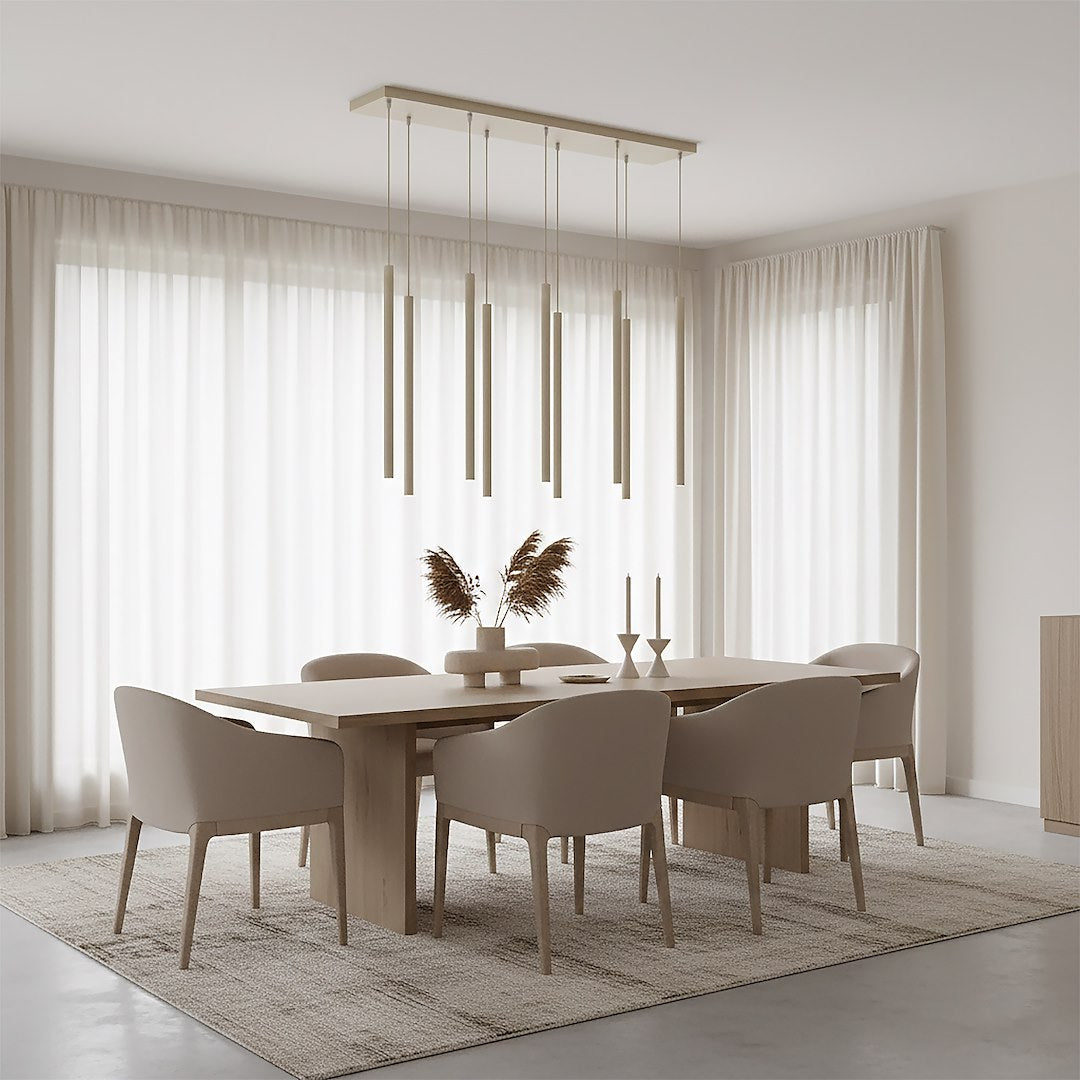 Salle à manger lumineuse, rideaux blancs, table en bois et chaises beige