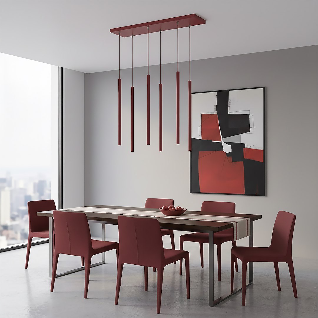 Suspension rouge installée dans un séjour, table en bois, chaises bordeaux et tableau abstrait.