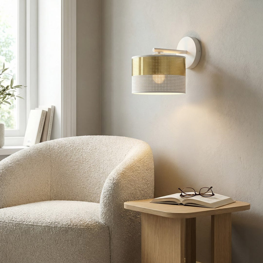 Applique murale fixée au mur dans un salon, près d'un fauteuil et d'une fenêtre, lumière chaude.