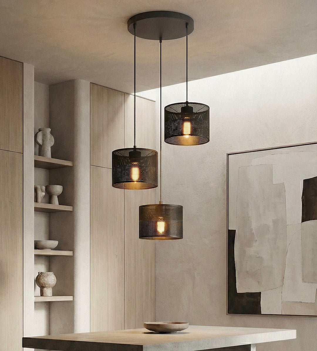 Mise en ambiance au-dessus d'une table claire dans un intérieur beige épuré