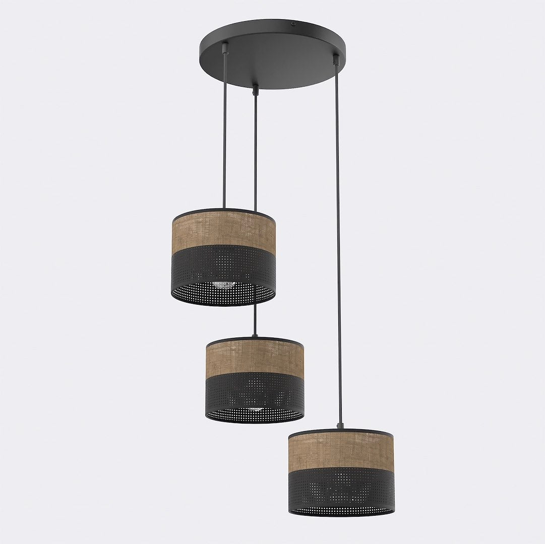 Vue de trois quarts du luminaire, câbles noirs et platine ronde de plafond sur fond neutre