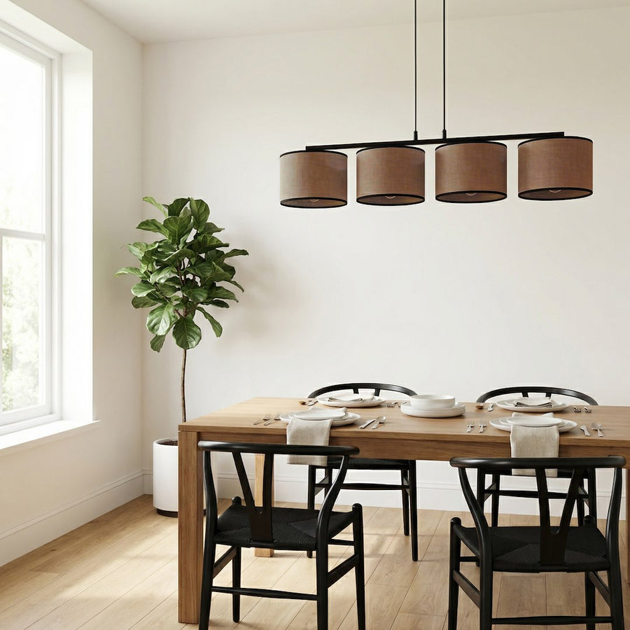 Au-dessus d'une table à manger en bois, quatre abat-jours marron suspendus