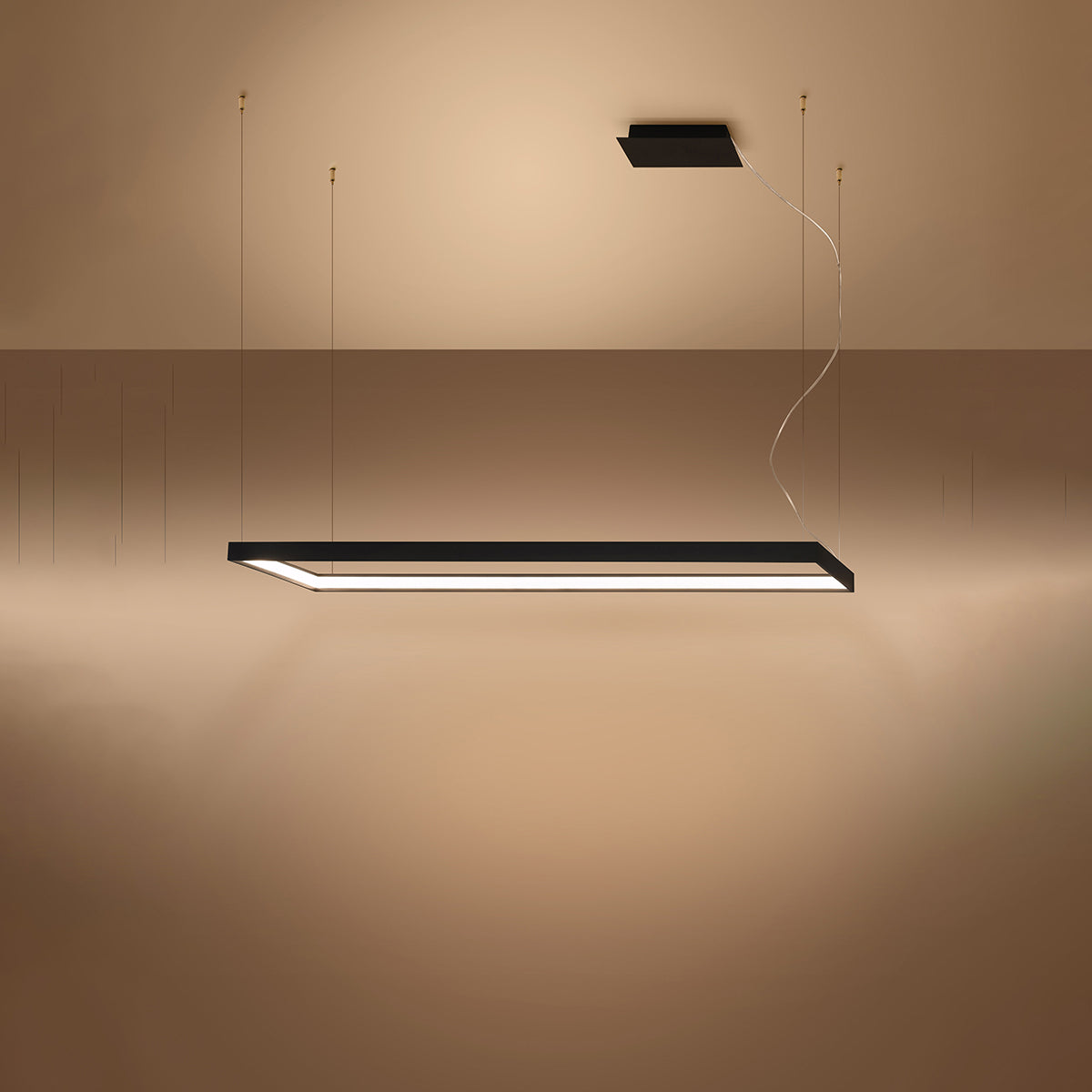 Mise en ambiance chaleureuse, luminaire suspendu allumé éclairant le plafond de lumière dorée.