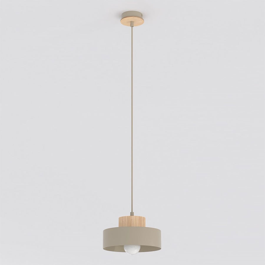 Suspension beige sur fond blanc, abat-jour cylindrique et partie haute en bois rainuré