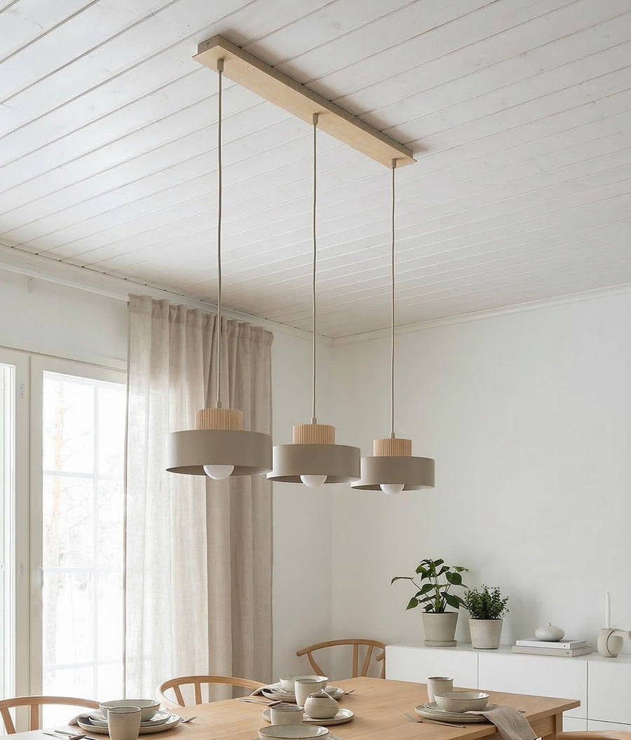 Vue en situation dans un intérieur blanc, suspension au-dessus d'une table dressée près de la fenêtre.