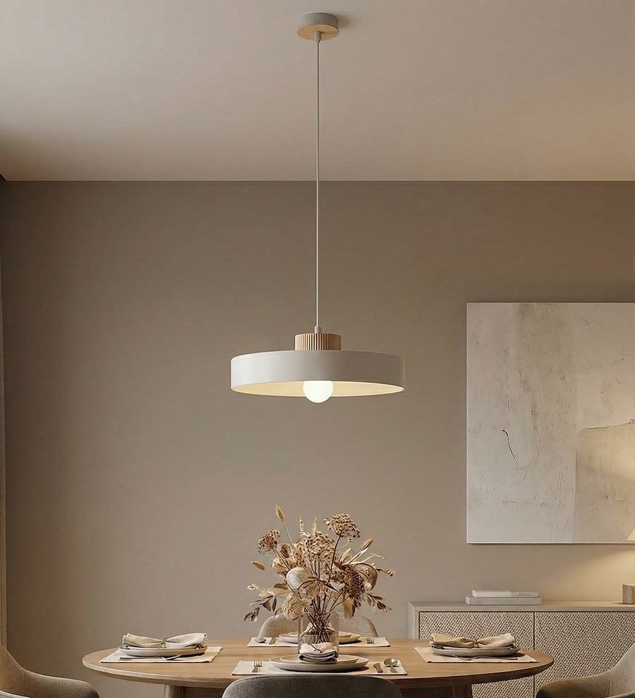 Mise en scène sur table ronde avec fleurs séchées et lumière chaude tamisée