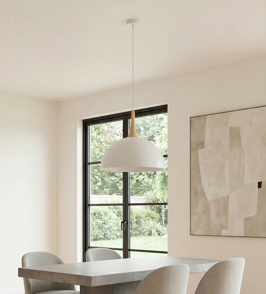 Suspension blanche devant une fenêtre avec vue sur jardin, table et chaises