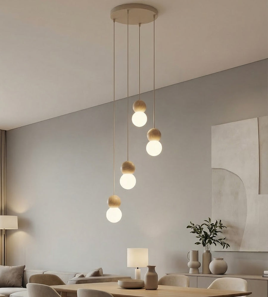 Ambiance salon, quatre globes lumineux suspendus près d'un canapé beige