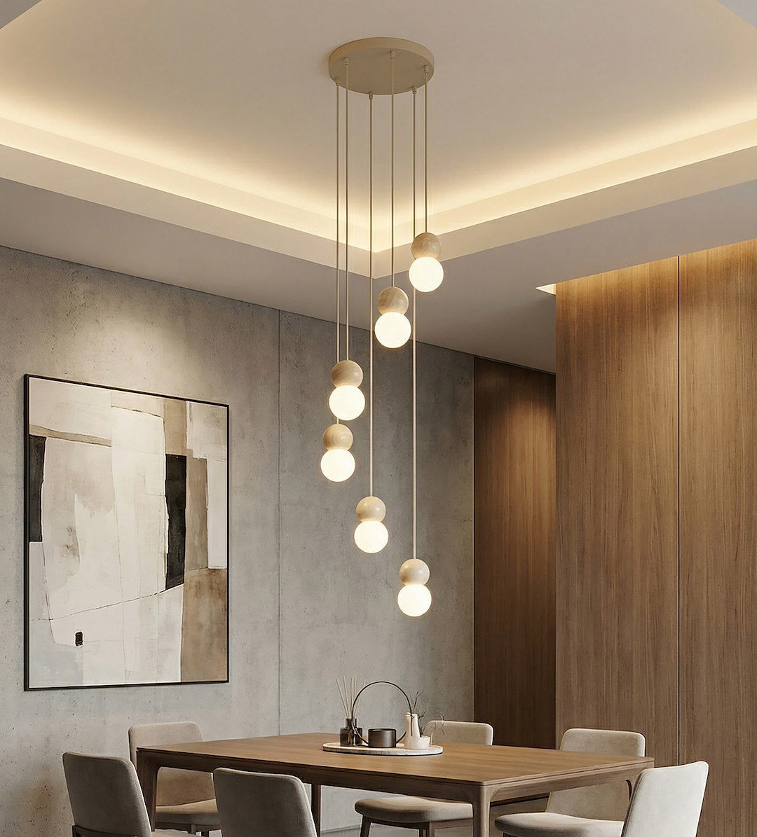 Suspension allumée au-dessus d'une table en bois dans une salle à manger béton