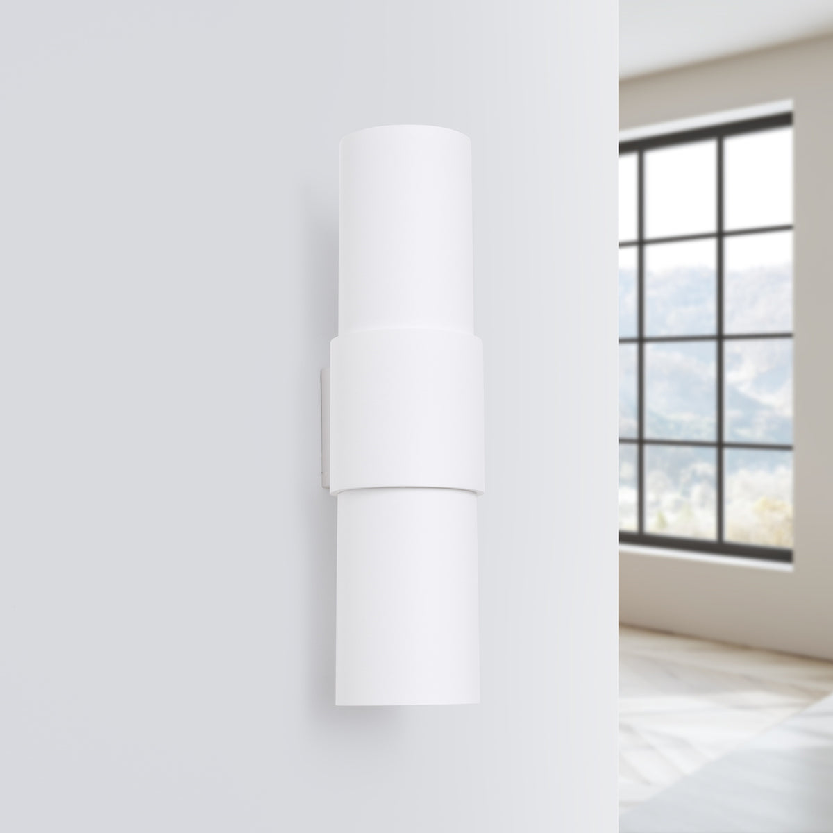 Applique blanche fixée sur un mur gris clair, près d'une grande fenêtre