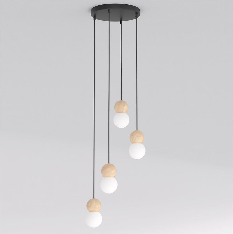 Suspension quatre lumières vue de face, globes opalins blancs surmontés de bois clair