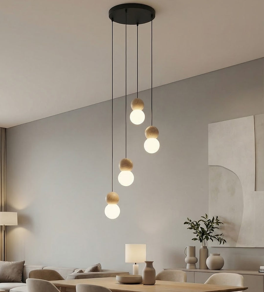Mise en ambiance dans un salon, suspension allumée près d'un canapé et d'une table