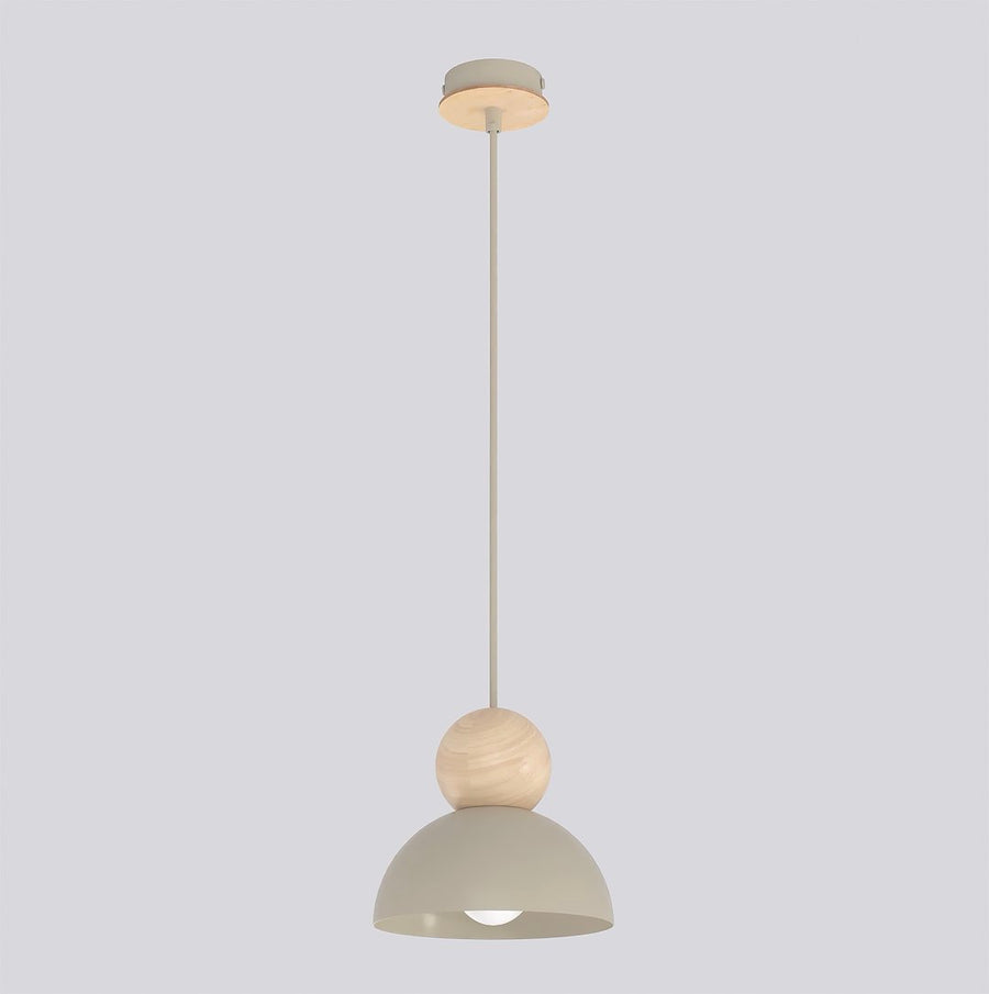 Suspension beige de face sur fond clair, dôme et boule en bois visibles.
