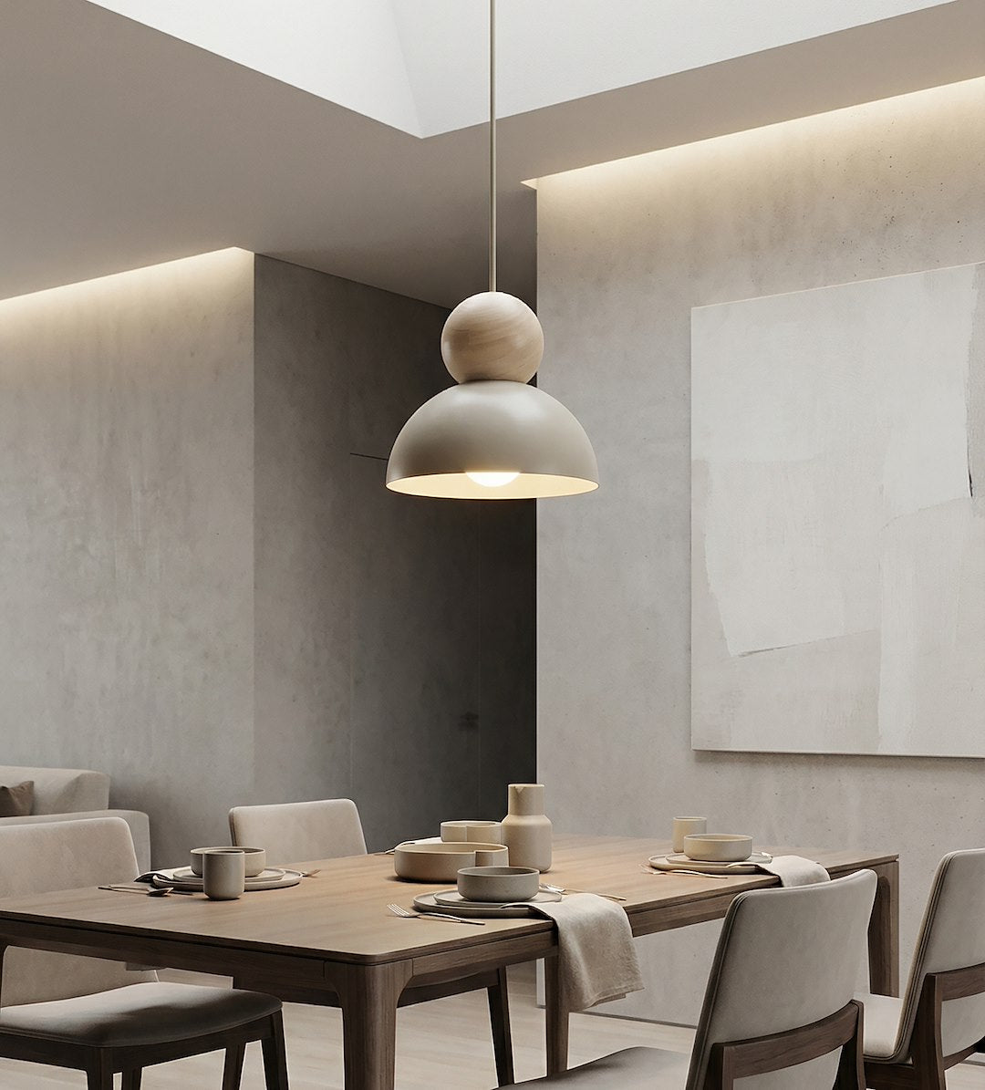 Mise en ambiance au-dessus d'une table de salle à manger aux murs gris.