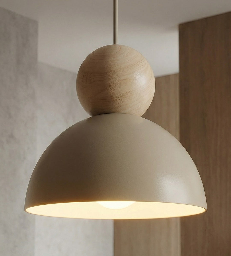 Détail rapproché de l'abat-jour dôme et de la boule en bois